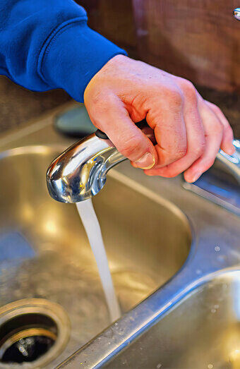 https://blockeddrainsmounthawthorn.com.au/uploads/2025/07/blocked-sink-48497.jpg